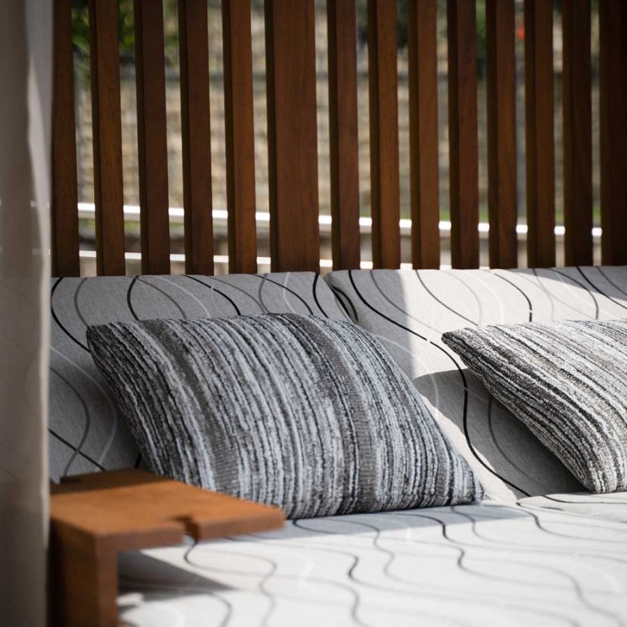 Hotel-Ambassador-Levico-terme-Trento-spazio-outdoor-lettini-bs-chairs