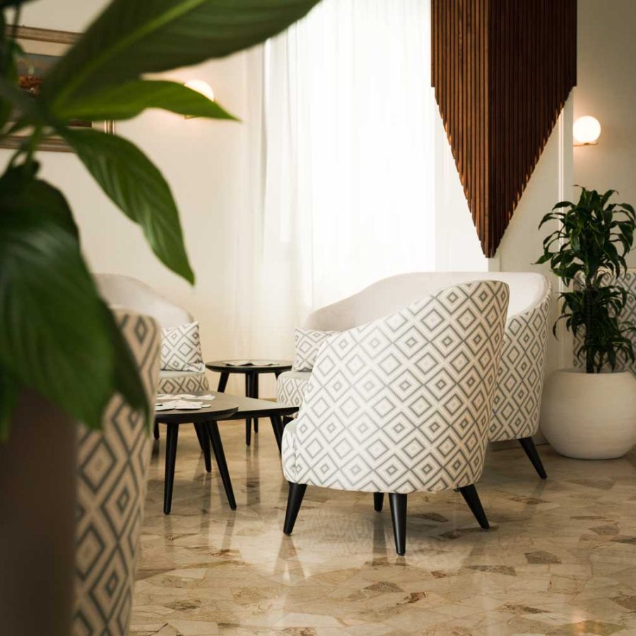 Hotel-Byron-Bellavista-Jesolo-Venezia-nuova-sala-relax-interna-albergo-lido-di-Jesolo-bs-chairs