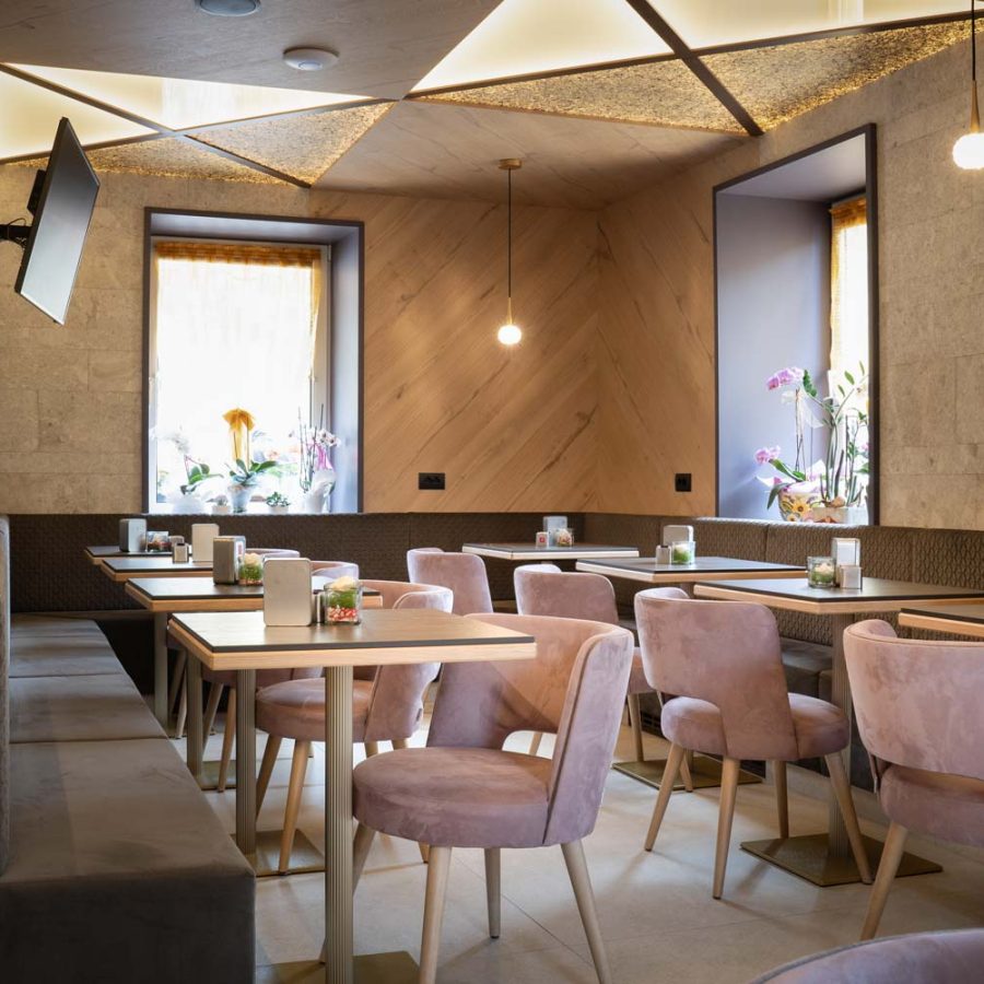 Hotel-Cristallo-Andalo-Trento-bar-albergo-in-legno-con-poltroncine-di-lusso-bs-chairs