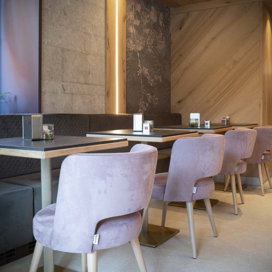 Hotel-Cristallo-Andalo-Trento-bar-di-lusso-con-arredamento-moderno-bs-chairs