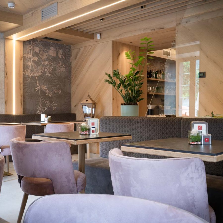 Hotel-Cristallo-Andalo-Trento-sala-bar-con-poltroncine-di-lusso-di-bs-chairs