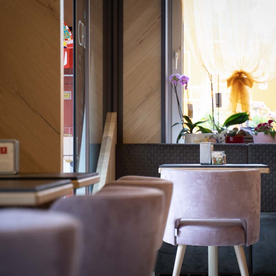 Hotel-Cristallo-Andalo-Trento-sala-bar-rinnovata-con-sedia-lione-di-bs-chairs