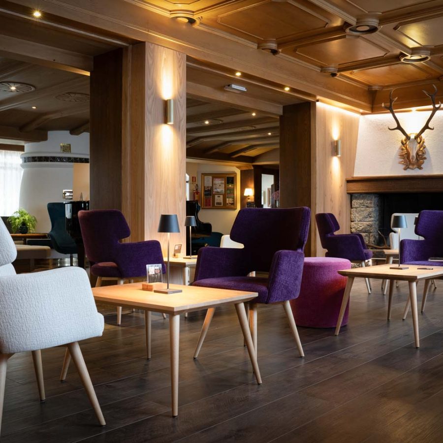 Hotel-Isolabella-wellness-art-&-music-fiera-di-primiero-trento-sala-relax-con-pianoforte-arredamento-di-interni-bs-chairs