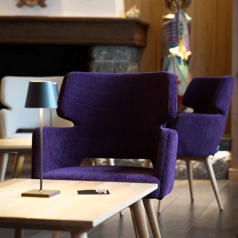 Hotel-Isolabella-wellness-art-&-music-fiera-di-primiero-trento-sala-relax-con-pianoforte-arredamento-moderno-di-bs-chairs