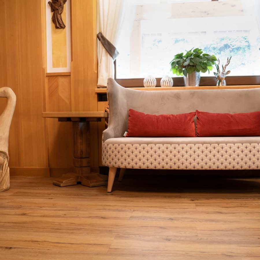 Hotel-La-Bussola-Andalo-Trento-hall-sala-di-ingresso-con-divano-e-poltrona-cardiff-di-Bs-chairs