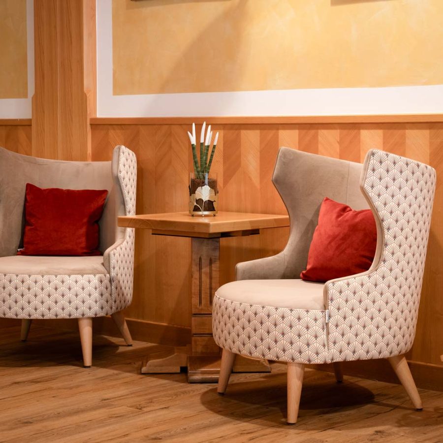 Hotel-La-Bussola-Andalo-Trento-sala-di-ingresso-e-hall-rinnovata-accogliente-con-prodotti-bs-chairs