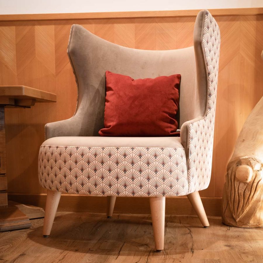 Hotel-La-Bussola-Andalo-Trento-sala-di-ingresso-hall-con-arredamento-rustico-di-bs-chairs