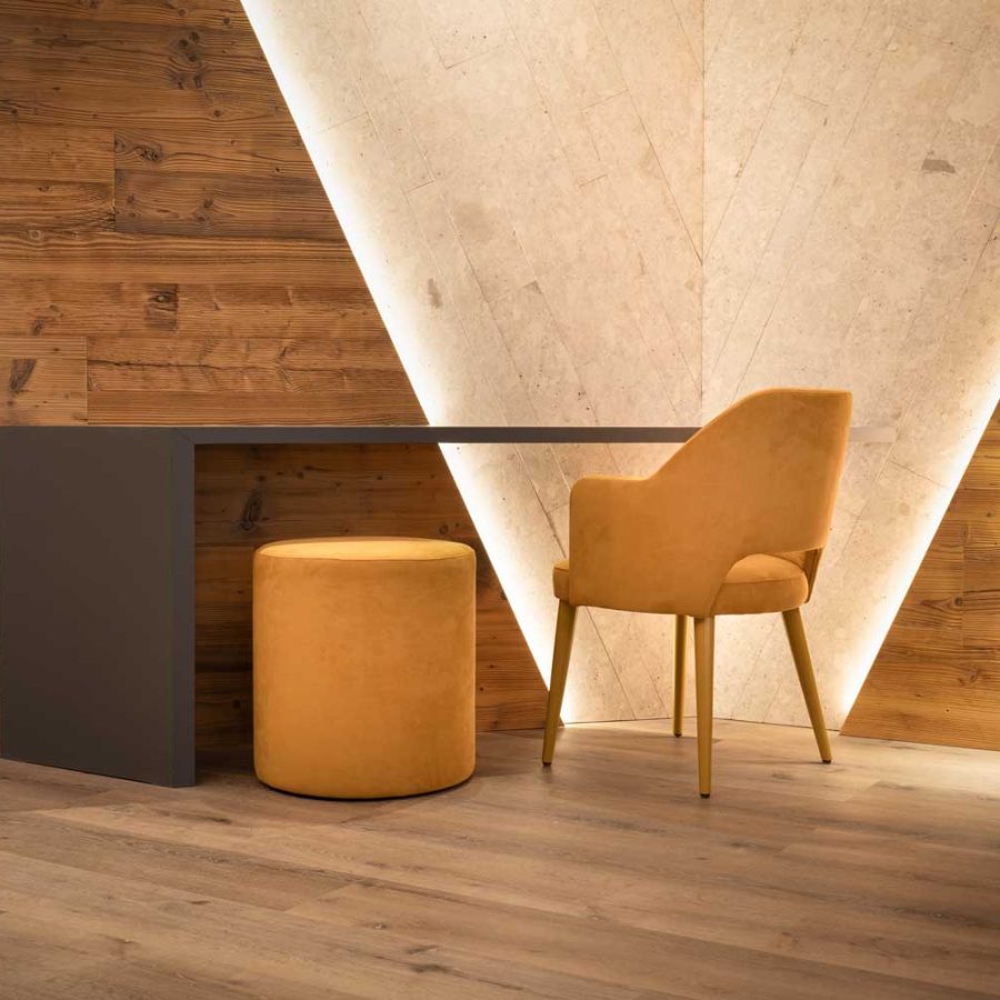 Hotel-Majorka-Andalo-Trento-camera-di-lusso-in-legno-sedie-bs-chairs