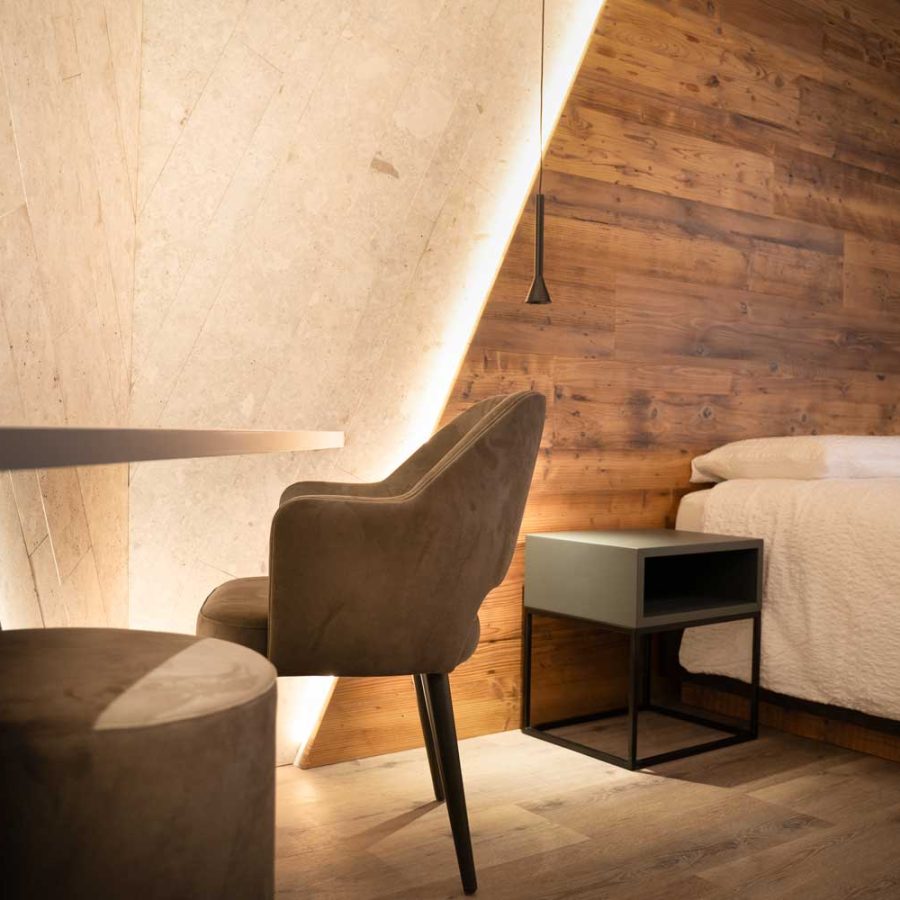 Hotel-Majorka-Andalo-Trento-camera-matrimoniale-di-lusso-pouf-e-sedie-bs-chairs