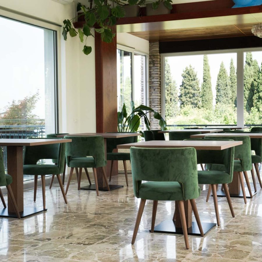 Hotel-Mon-Repos-Sirmione-sala-ristorante-con-miglior-arredamento-bs-chairs