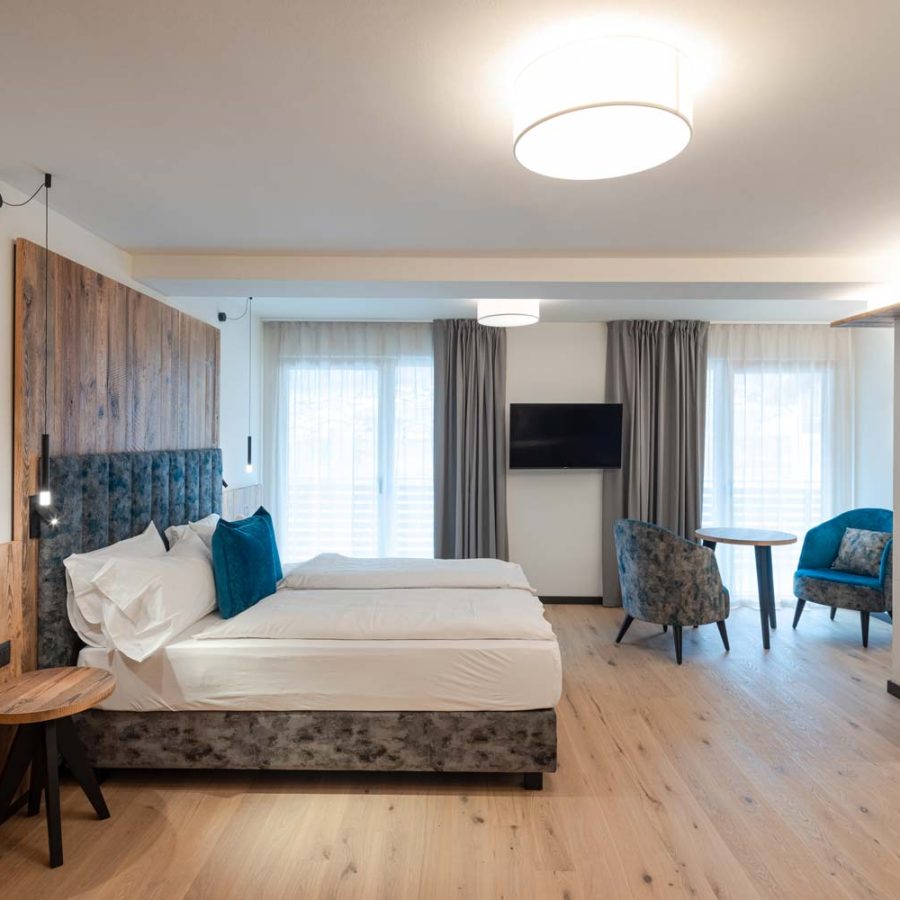 Hotel-Nele-Val-di-Fiemme-Trento-camera-d'albergo-con-arredamento-contemporaneo-bs-chairs