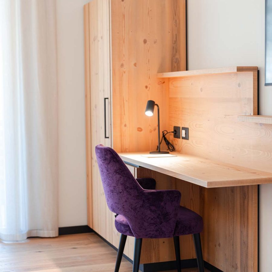 Hotel-Nele-Val-di-Fiemme-Trento-camera-di-albergo-arredamento-moderno-bs-chairs
