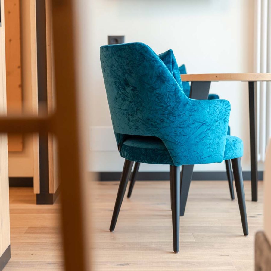 Hotel-Nele-Val-di-Fiemme-Trento-camera-matrimoniale-arredamento-moderno-bs-chairs