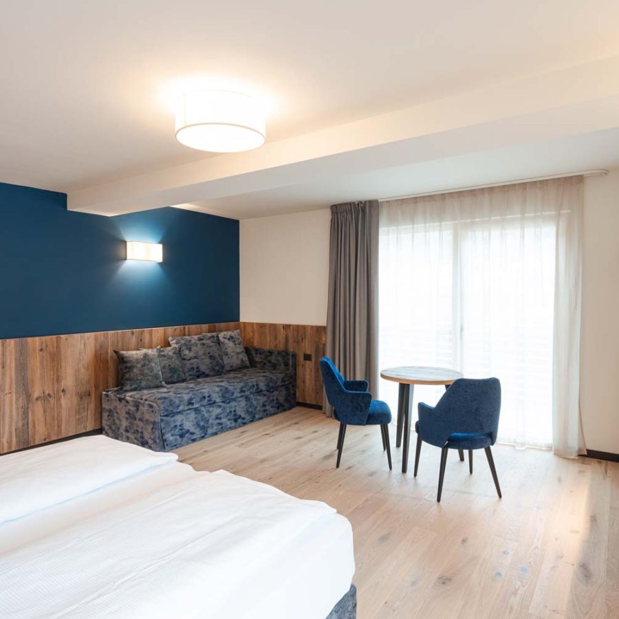 Hotel-Nele-Val-di-Fiemme-Trento-vista-camera-d'albergo-bs-chairs-sedie