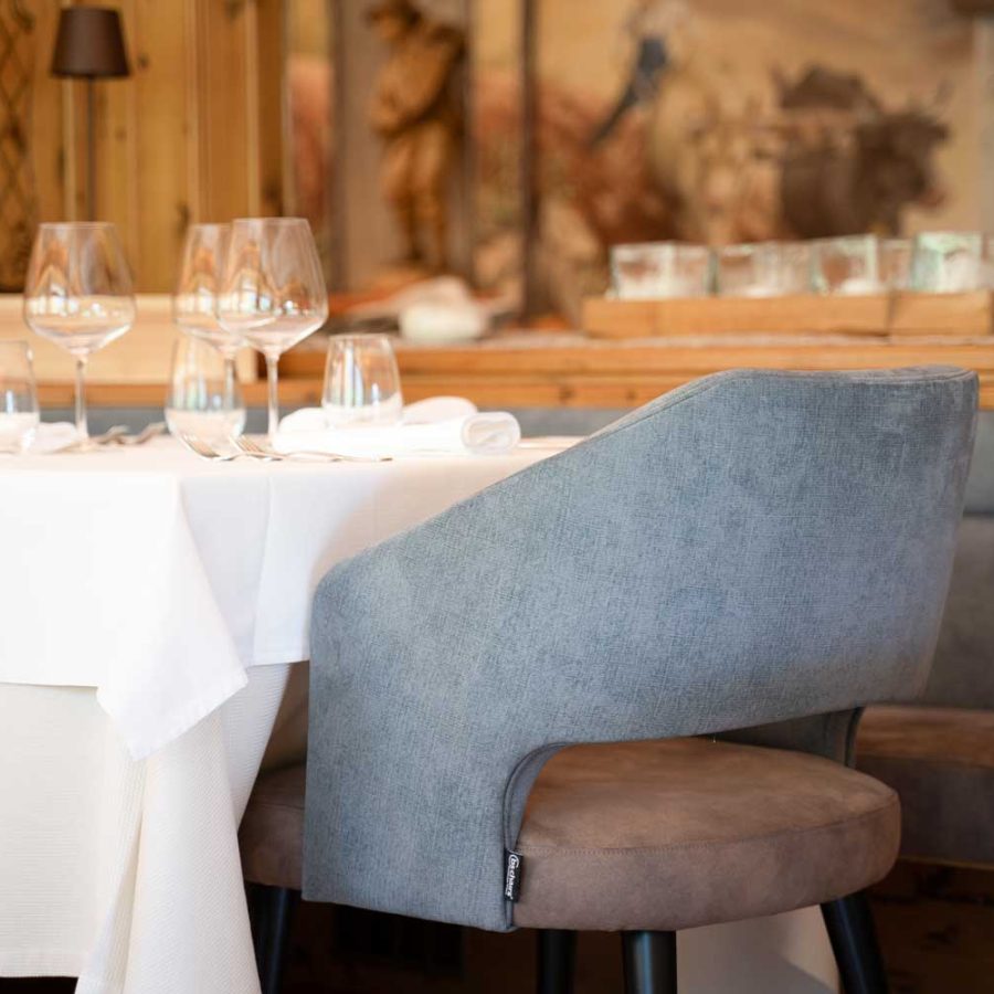 Hotel-Ristorante-Foresta-Moena-Trento-sala-albergo-arredamento-bs-chairs