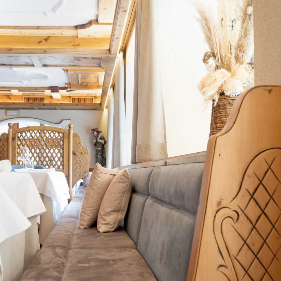 Hotel-Ristorante-Foresta-Moena-Trento-sala-ristoro-panca-su-misura-bs-chairs