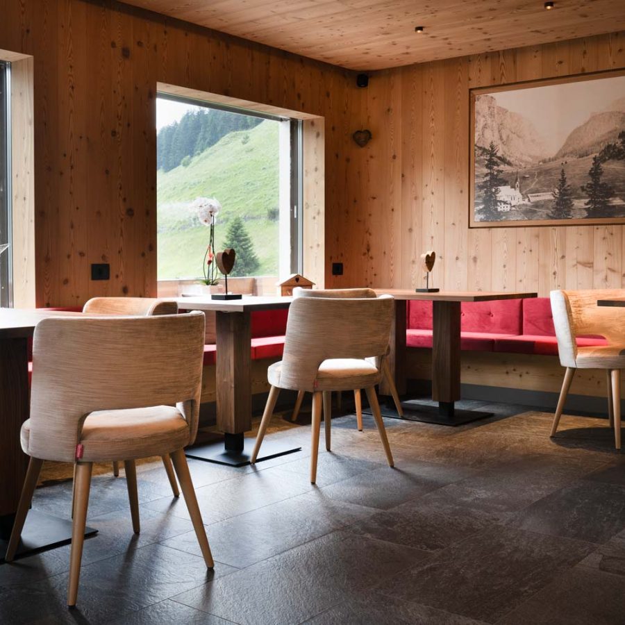 Hotel-Val-Selva-di-Val-gardena-Bolzano-arredamento-bs-chairs-per-bar-albergo