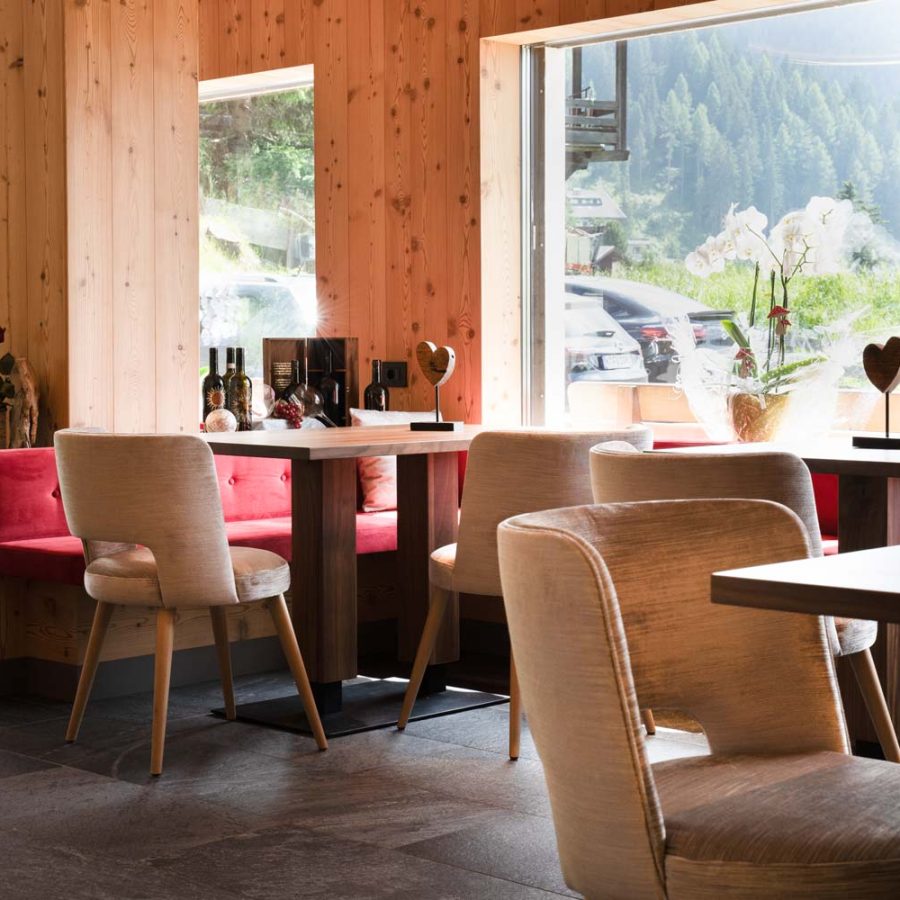 Hotel-Val-Selva-di-Val-gardena-Bolzano-sala-bar-con-poltroncine-lione-di-bs-chairs