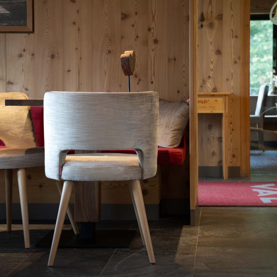 Hotel-Val-Selva-di-Val-gardena-Bolzano-sala-bar-rinnovata-con-arredamento-moderno-bs-chairs