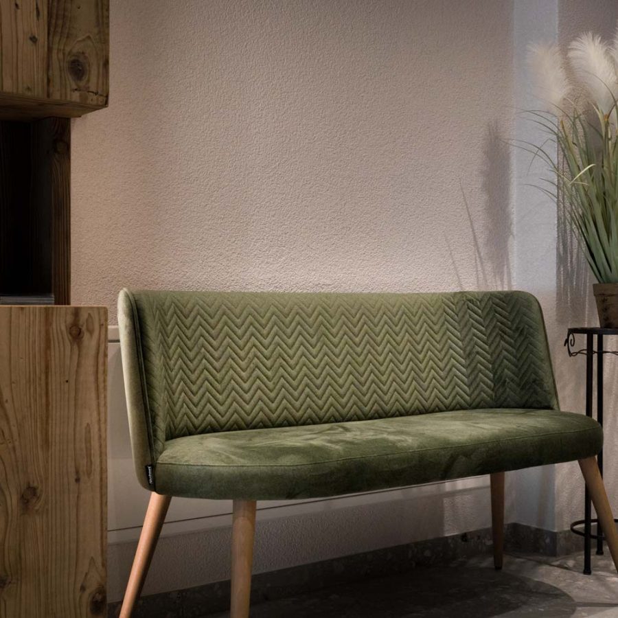 Hotel-Vernel-a-Santa-Cristina-Valgardena-Bolzano-area-relax-con-panca-per-arredamento-di-interni