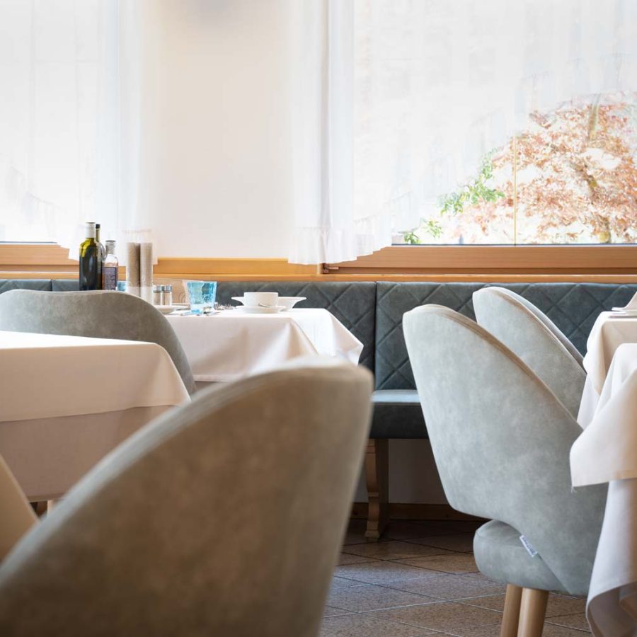 Hotel-el-Paster-Pera-di-Fassa-Trento-grande-sala-ristorante-arredamento-moderno-bs-chairs