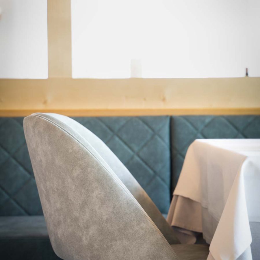 Hotel-el-Paster-Pera-di-Fassa-Trento-nuova-sala-ristorante-bs-chairs