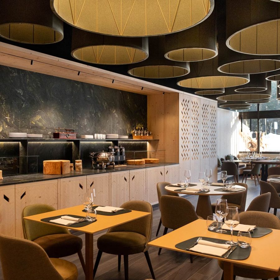 Interior design contemporaneo per la sala ristorante Lares del Residence Hotel Ambiez a Madonna di Campiglio curato da Studio Fragmenta padova