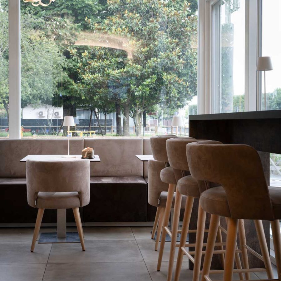 Pasticceria-Stefany-&-Vale-Cafe-Casalserugo-Padova-piano-bar-arredamento-moderno-sedia-lione-bs-chairs