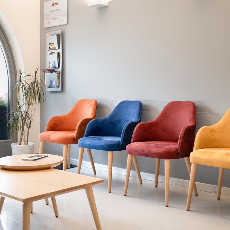 Studio-Dentistico-Associato-Freddi-Centurelli-Pinzolo-Trento-sala-attesa-arredamento-moderno-poltroncina-vancouver-di-bs-chairs