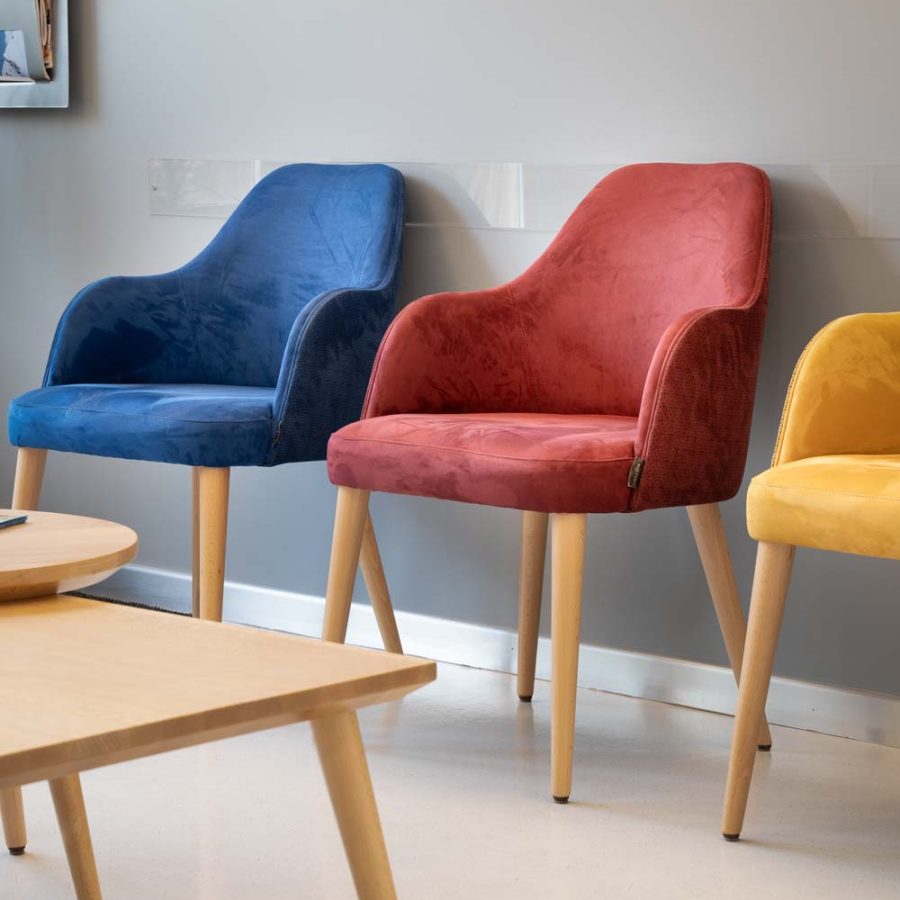 Studio-Dentistico-Associato-Freddi-Centurelli-Pinzolo-Trento-sala-di-attesa-moderna-bs-chairs
