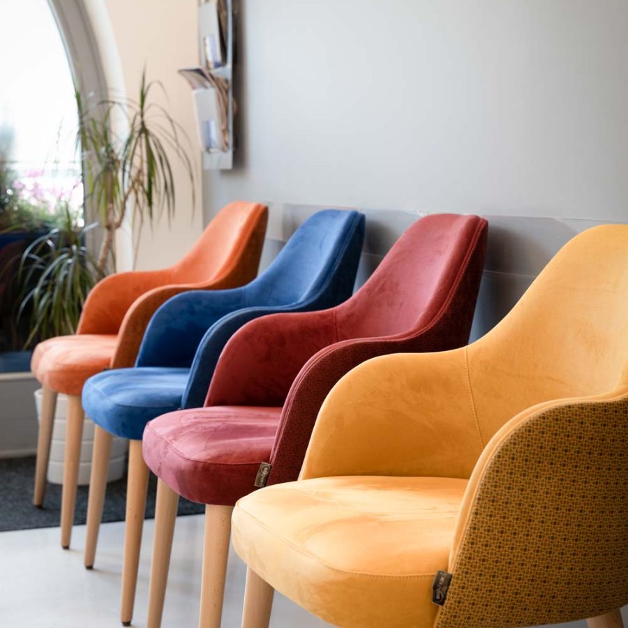 Studio-Dentistico-Associato-Freddi-Centurelli-Pinzolo-Trento-sala-di-attesa-moderna-e-di-design-bs-chairs