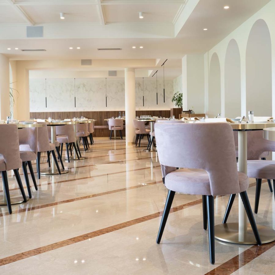 Villa-Nicolli-Romantic-Resort-Riva-del-Garda-Verona-magnifica-sala-colazioni-arredamento-di-classe-bs-chairs