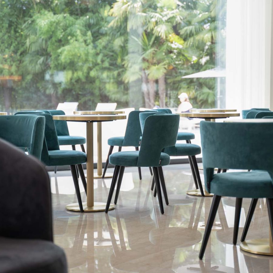 Villa-Nicolli-Romantic-Resort-Riva-del-Garda-Verona-sala-colazioni-con-piscina