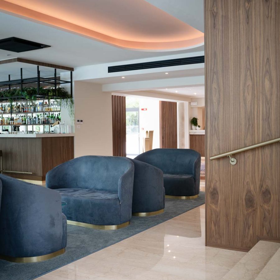 Villa-Nicolli-Romantic-Resort-Riva-del-Garda-Verona-sala-lounge-arredamento-moderno-bs-chairs