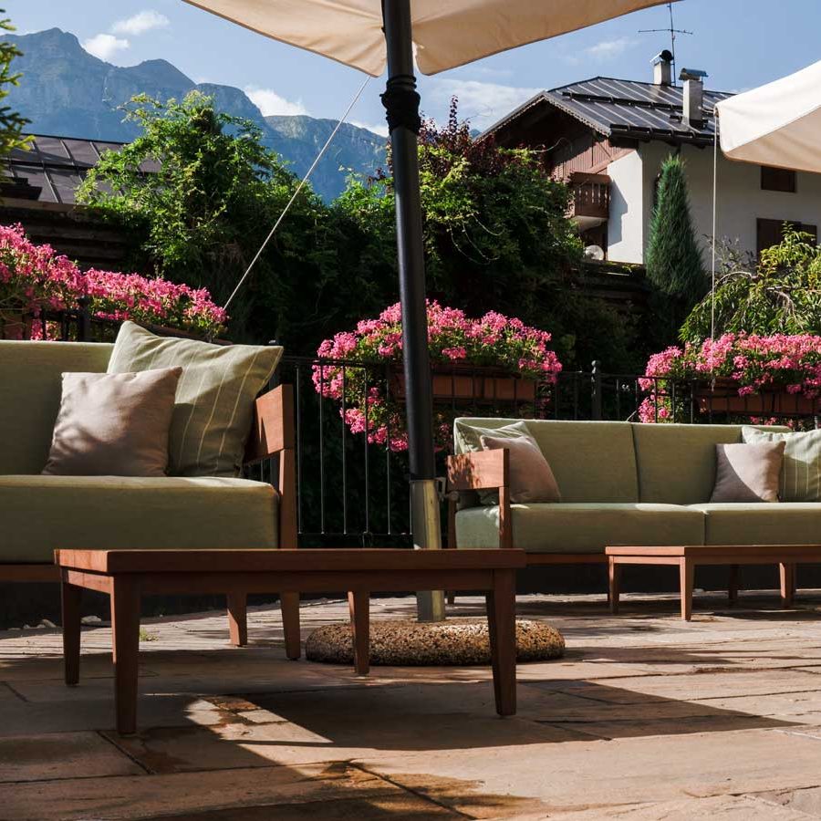 Veranda esterna: divano e poltrona Rio de Janeiro in legno di iroko e Stoffe idrorepellente verde menta