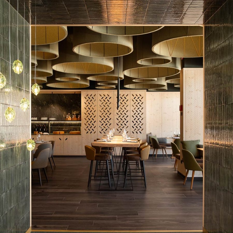 arredamento moderno e contemporaneo per ristorante lares dell'hotel ambiez di madonna di campiglio con studio di design fragmenta di padova