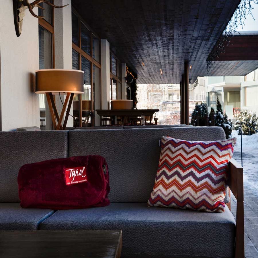 Sport Hotel Tyrol in San Candido mit luxuriösen Sofas auf der Außenterrasse