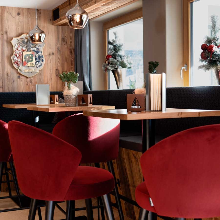 Bar und Restaurantsaal im Hotel Alpenheim Charming & Spa in Ortisei