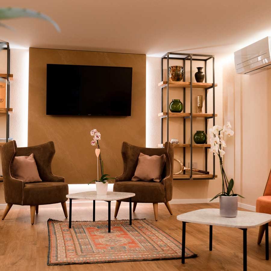 Stanza di Casa Benamati di Malcesine, un prestigioso B&B, arredata con le poltrone BsChairs.