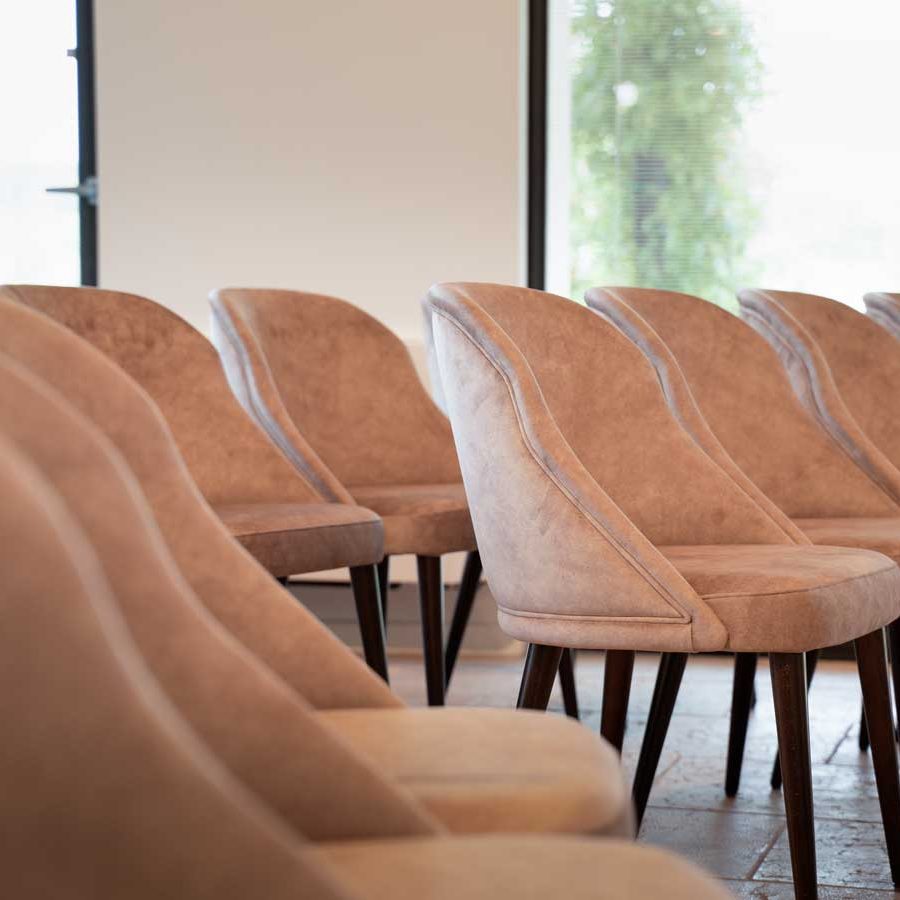 Alma Luce Bestattungsinstitut, ein Ort des Abschieds, eingerichtet mit Adele-Sesseln