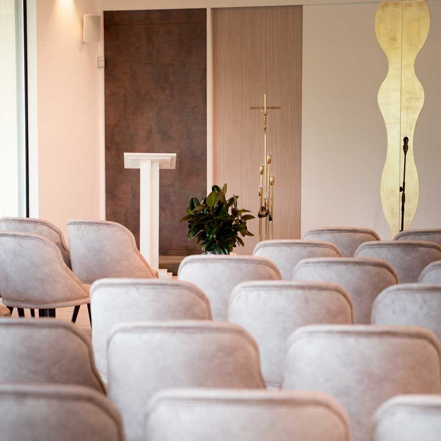 Sobrietà ed eleganza: poltroncine Adele di BSChairs con velluto stampato e gambe in noce scuro