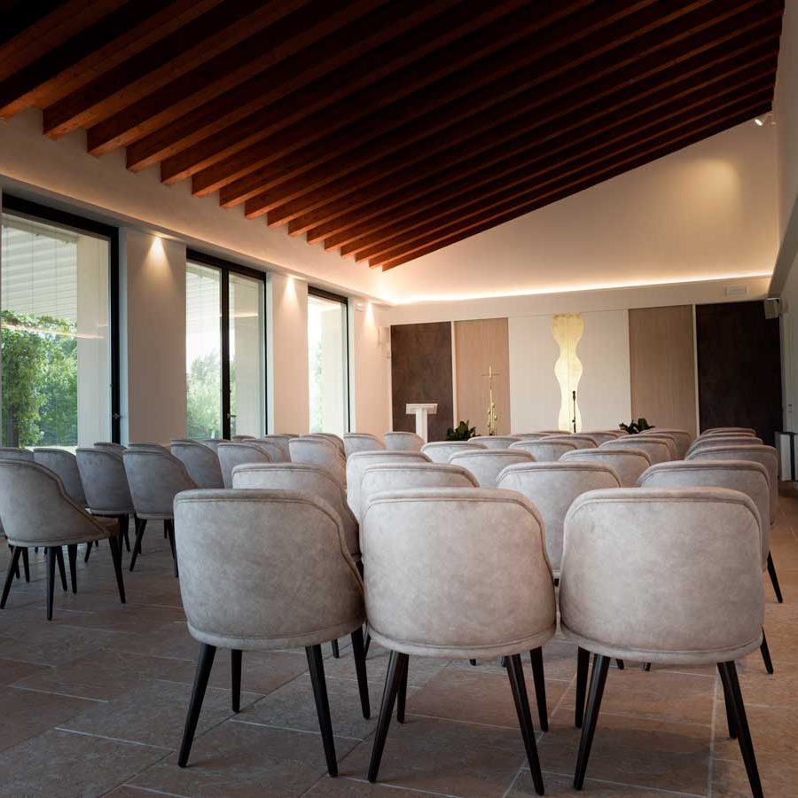 Poltroncine Adele di BSChairs in velluto stampato e gambe in noce scuro