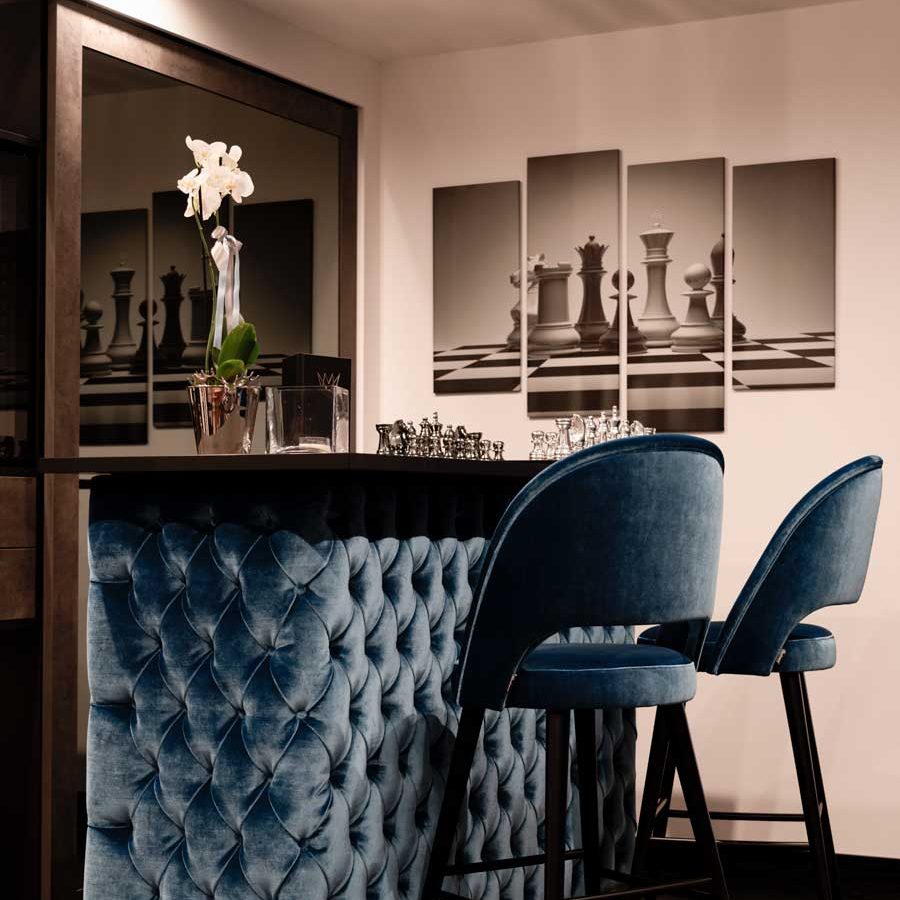 Luxuriöse Hocker und Theke im Billardzimmer des Hotels The Laurin