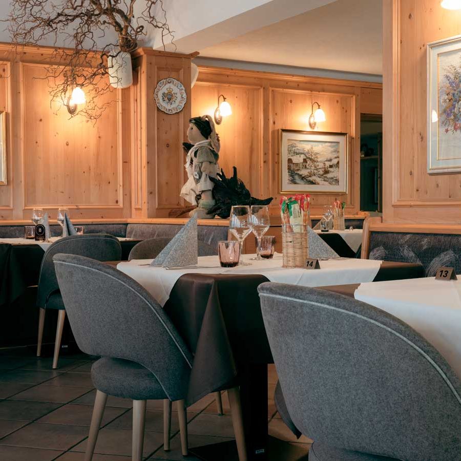 Le poltroncine “Miami rivestite in un sofisticato Stoffe grigio eco-econabuk stampato,