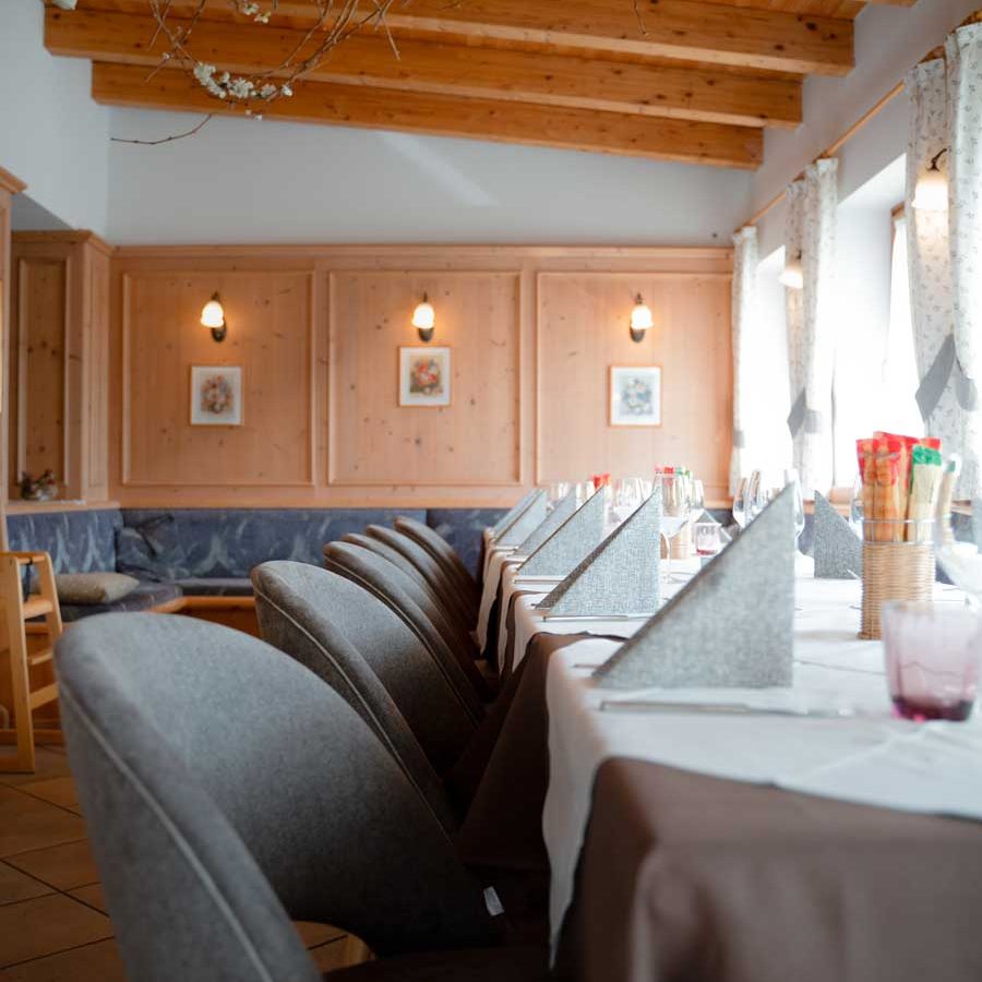 L’Hotel Garnì Anderle a Vignola Farnesina, incantevole paesino affacciato sul Lago di Levico, ha recentemente rinnovato la sua sala ristorante con un tocco di eleganza alpina.