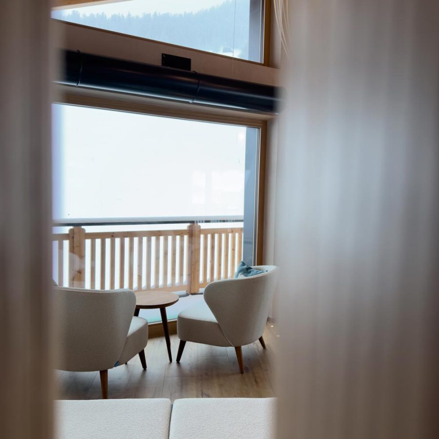 horel-livigno-al-nin-spa-poltrone-bianche-in-wellness-resort