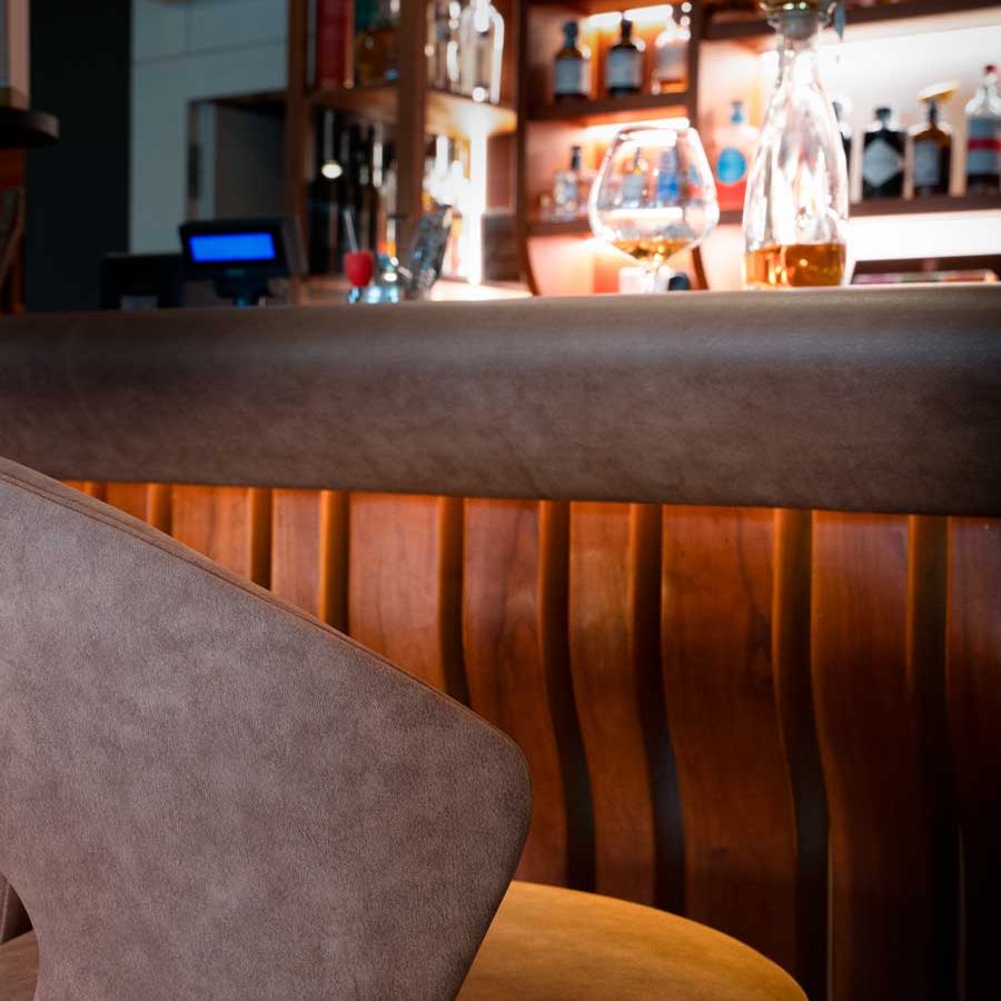 Atmosphäre von Geschmack und Raffinesse im Hotel Adler: Jesolo Sessel und Toronto Hocker