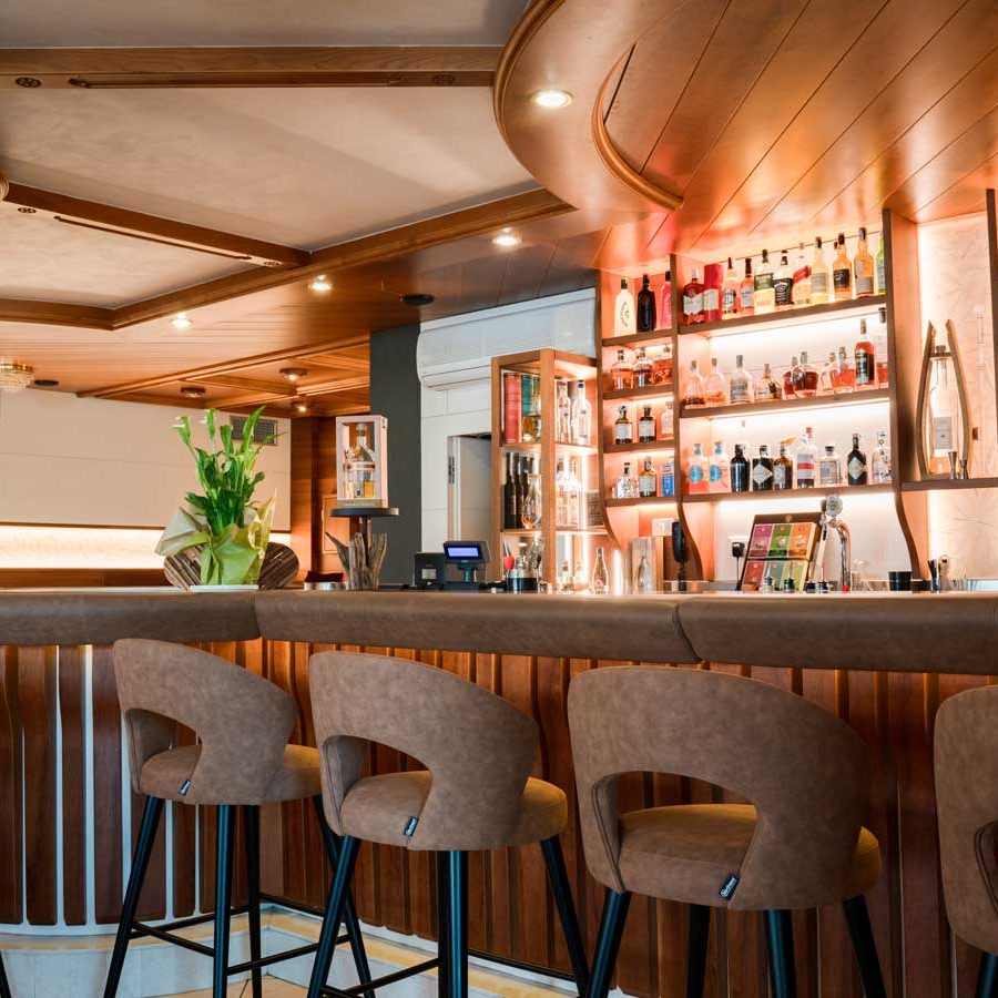 Eleganz in der Küche im Hotel Adler: Raffinierte Sitzgelegenheiten für ein einzigartiges gastronomisches Erlebnis.