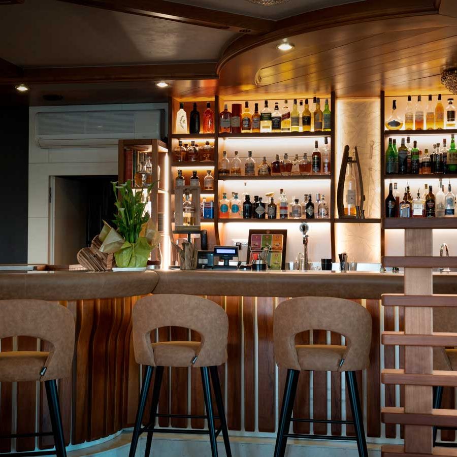 Kulinarische Eleganz im Hotel Adler: Raffinierte Sitzmöbel für ein einzigartiges gastronomisches Erlebnis.