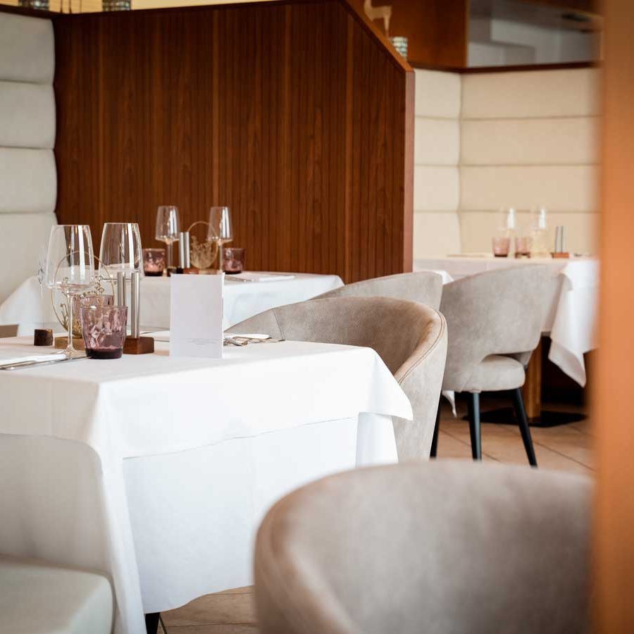 Kulinarische Eleganz im Hotel Adler: Raffinierte Sitzmöbel für ein Erlebnis voller Eleganz und Entspannung